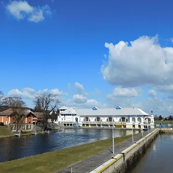 Veltrusy – povltavský Nordic Walking výšlap. Renesance, buřtíky, industriál. Baroko  na konec.