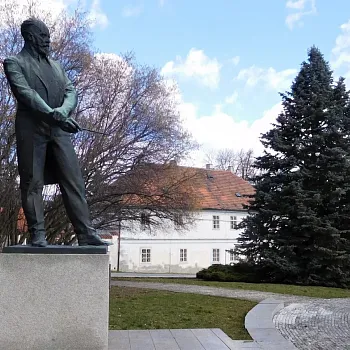 Veltrusy – povltavský Nordic Walking výšlap. Renesance, buřtíky, industriál. Baroko  na konec.