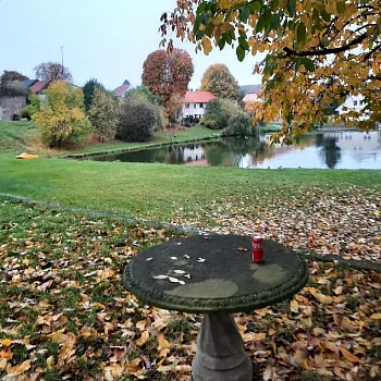 Mělnicko - Jeviněves. Nordic Walking výšlap kolem hradu, blázince, zapomenutého hřbitova a místa, které je lepší než muzeum. Buřtíky s sebou.
