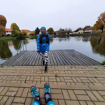 Mělnicko - Jeviněves. Nordic Walking výšlap kolem hradu, blázince, zapomenutého hřbitova a místa, které je lepší než muzeum. Buřtíky s sebou.