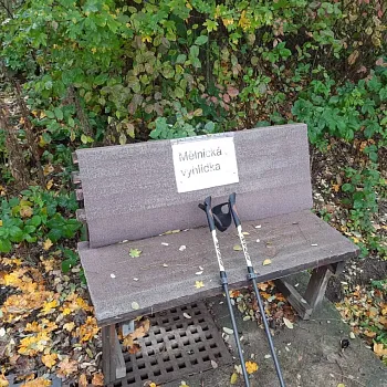 Mělnicko - Jeviněves. Nordic Walking výšlap kolem hradu, blázince, zapomenutého hřbitova a místa, které je lepší než muzeum. Buřtíky s sebou.