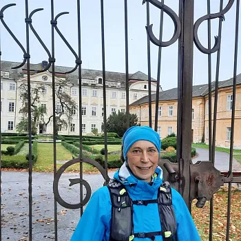 Mělnicko - Jeviněves. Nordic Walking výšlap kolem hradu, blázince, zapomenutého hřbitova a místa, které je lepší než muzeum. Buřtíky s sebou.