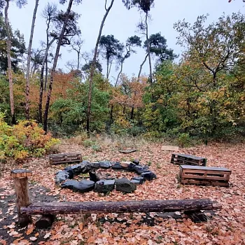Mělnicko - Jeviněves. Nordic Walking výšlap kolem hradu, blázince, zapomenutého hřbitova a místa, které je lepší než muzeum. Buřtíky s sebou.