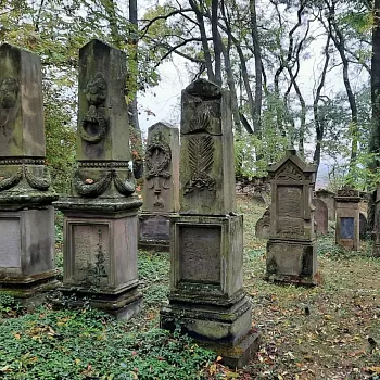 Mělnicko - Jeviněves. Nordic Walking výšlap kolem hradu, blázince, zapomenutého hřbitova a místa, které je lepší než muzeum. Buřtíky s sebou.