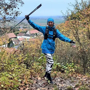 Mělnicko - Jeviněves. Nordic Walking výšlap kolem hradu, blázince, zapomenutého hřbitova a místa, které je lepší než muzeum. Buřtíky s sebou.