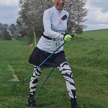 Ostrava. Komenského sady - trénink techniky Nordic Walking