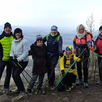 Nordic Walking výšlap na nejvyšší horu široko daleko. Na Říp.