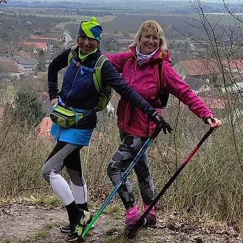 Mělnicko - Jeviněves. Nordic Walking výšlap kolem hradu, blázince, zapomenutého hřbitova a místa, které je lepší než muzeum. Buřtíky s sebou.
