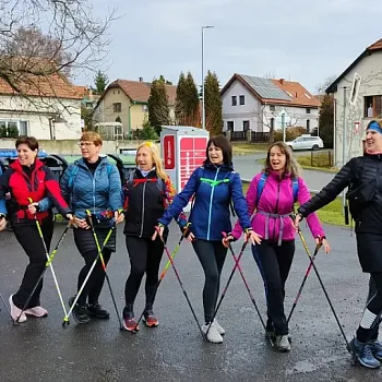 Mělnicko - Jeviněves. Nordic Walking výšlap kolem hradu, blázince, zapomenutého hřbitova a místa, které je lepší než muzeum. Buřtíky s sebou.