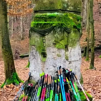 Mělnicko - Jeviněves. Nordic Walking výšlap kolem hradu, blázince, zapomenutého hřbitova a místa, které je lepší než muzeum. Buřtíky s sebou.