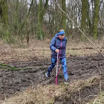 Mělnicko - Jeviněves. Nordic Walking výšlap kolem hradu, blázince, zapomenutého hřbitova a místa, které je lepší než muzeum. Buřtíky s sebou.
