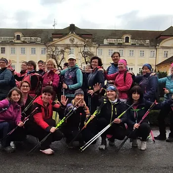 Mělnicko - Jeviněves. Nordic Walking výšlap kolem hradu, blázince, zapomenutého hřbitova a místa, které je lepší než muzeum. Buřtíky s sebou.
