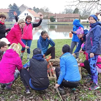 Mělnicko - Jeviněves. Nordic Walking výšlap kolem hradu, blázince, zapomenutého hřbitova a místa, které je lepší než muzeum. Buřtíky s sebou.