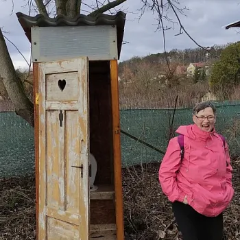 Mělnicko - Jeviněves. Nordic Walking výšlap kolem hradu, blázince, zapomenutého hřbitova a místa, které je lepší než muzeum. Buřtíky s sebou.