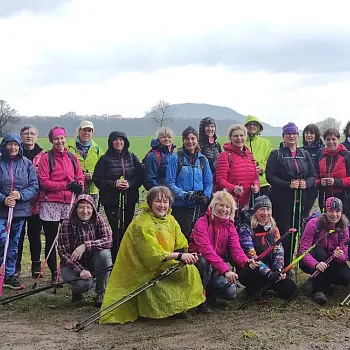 Mělnicko - Jeviněves. Nordic Walking výšlap kolem hradu, blázince, zapomenutého hřbitova a místa, které je lepší než muzeum. Buřtíky s sebou.