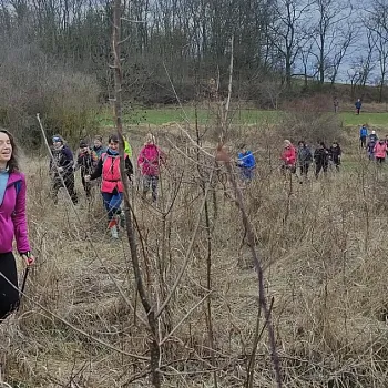 Mělnicko - Jeviněves. Nordic Walking výšlap kolem hradu, blázince, zapomenutého hřbitova a místa, které je lepší než muzeum. Buřtíky s sebou.