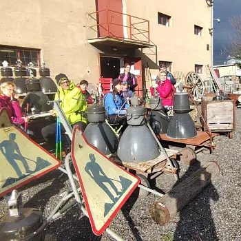 Mělnicko - Jeviněves. Nordic Walking výšlap kolem hradu, blázince, zapomenutého hřbitova a místa, které je lepší než muzeum. Buřtíky s sebou.