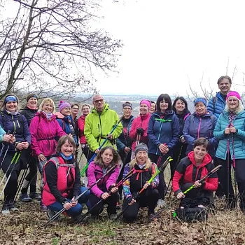 Mělnicko - Jeviněves. Nordic Walking výšlap kolem hradu, blázince, zapomenutého hřbitova a místa, které je lepší než muzeum. Buřtíky s sebou.