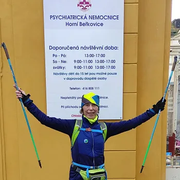 Mělnicko - Jeviněves. Nordic Walking výšlap kolem hradu, blázince, zapomenutého hřbitova a místa, které je lepší než muzeum. Buřtíky s sebou.