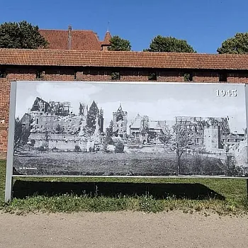 Narozeninový Balt. Den třetí. Jedni lodí na poloostrov Hel, druzí na křižácký hrad Malbork.